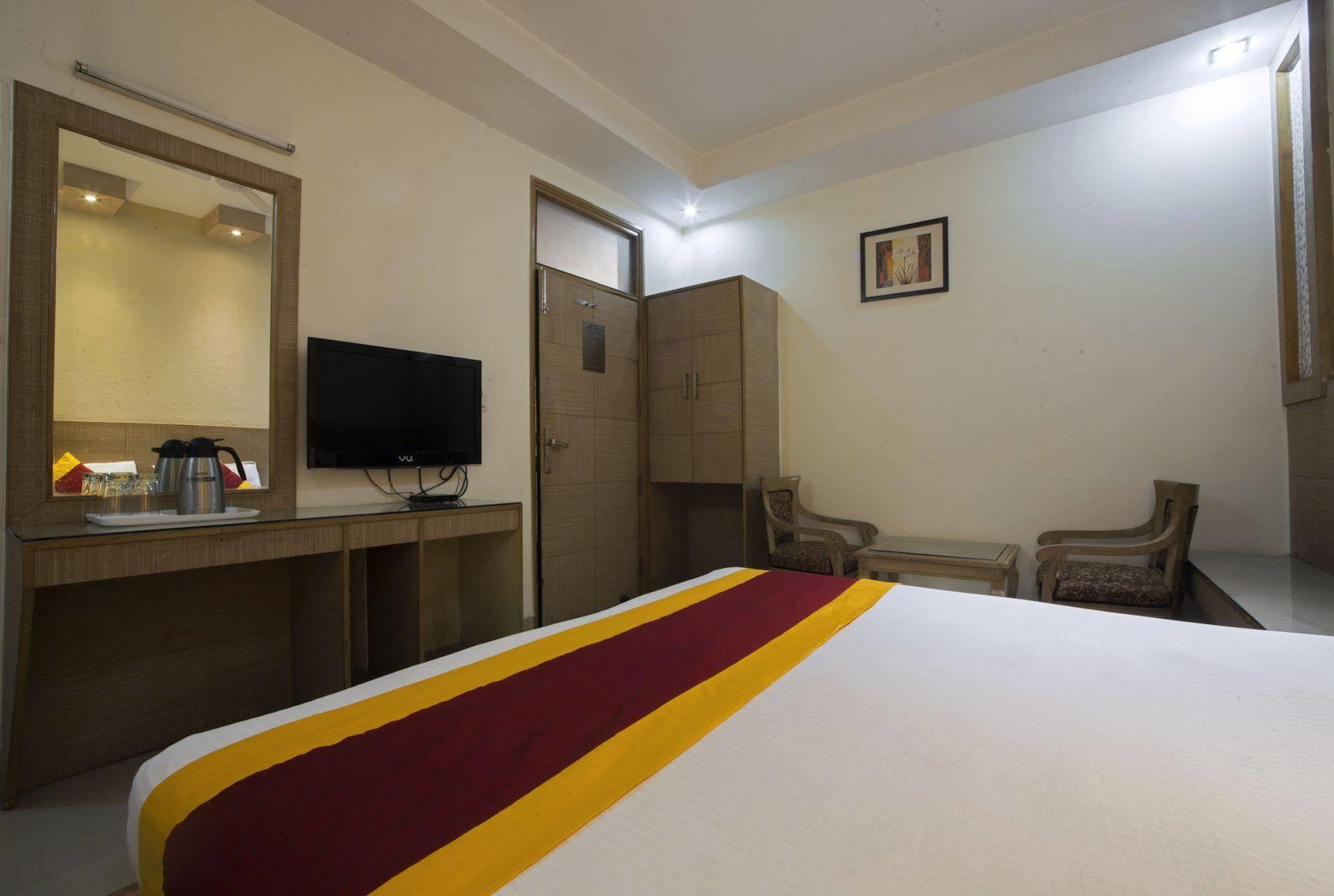 Hotel Baba Inn-By Rcg Hotels Нью-Дели Экстерьер фото