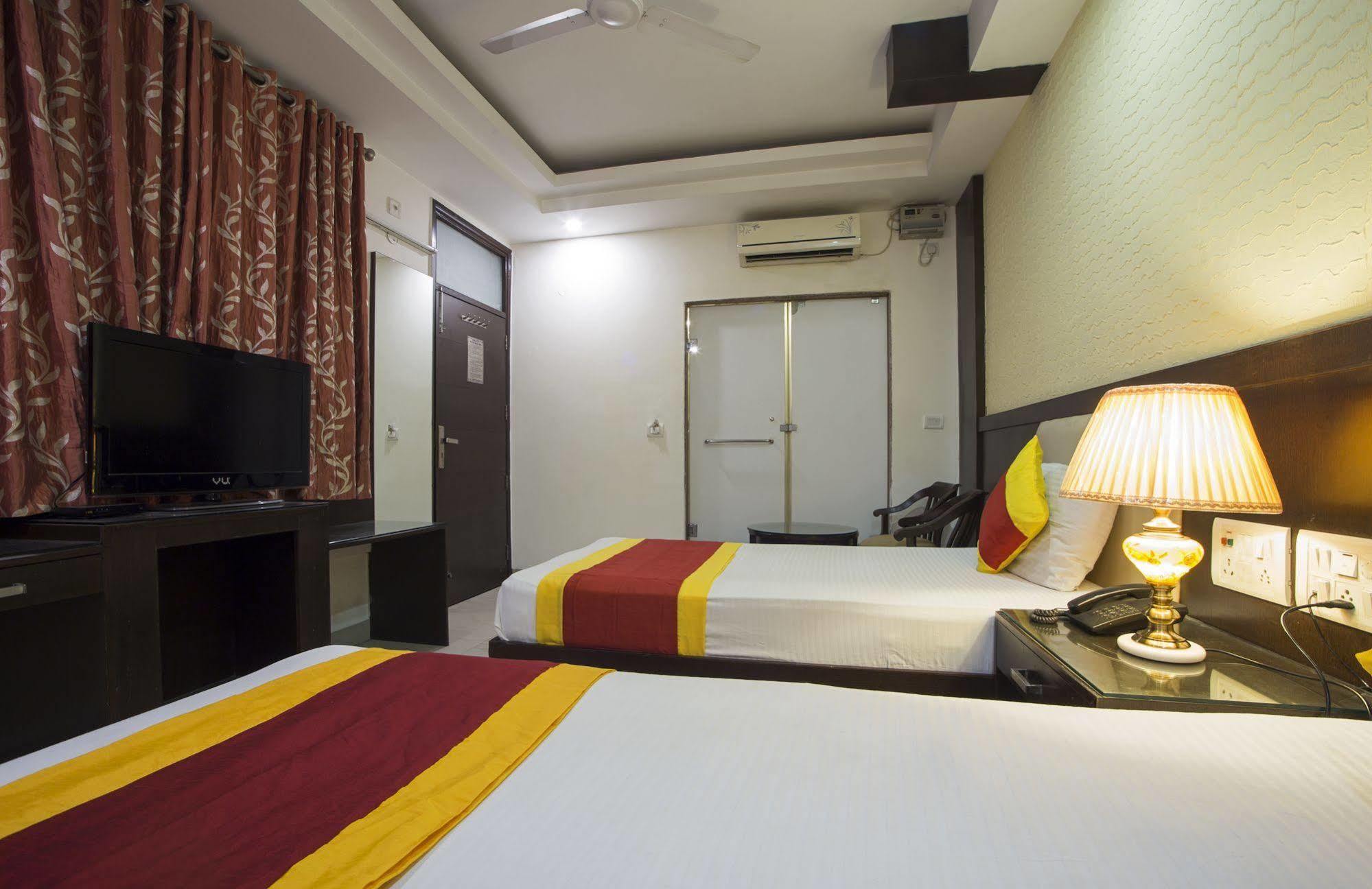 Hotel Baba Inn-By Rcg Hotels Нью-Дели Экстерьер фото